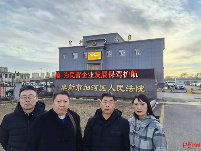 ↑谢鹏家属及家属委托律师已提前前往阜新