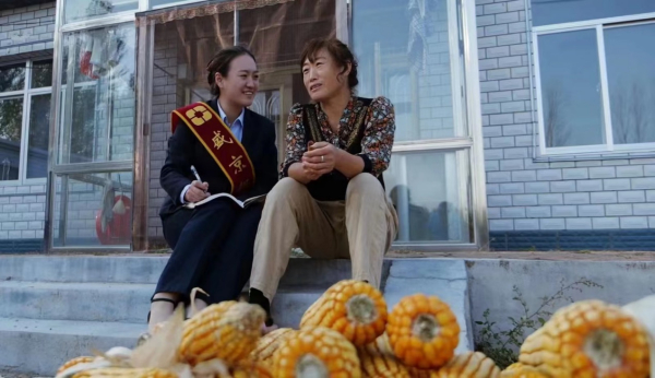 盛京银行工作人员来到农户家中回访