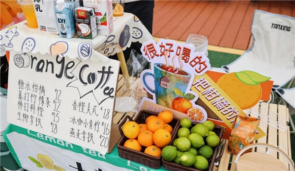 　　开摘仪式上的阿柑市集