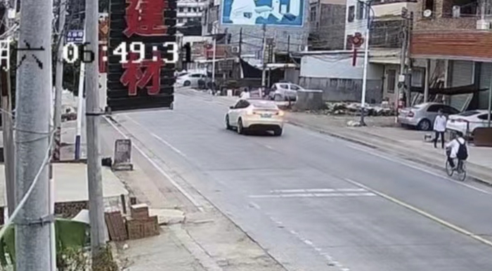 车主家属公布事故监控视频截图。