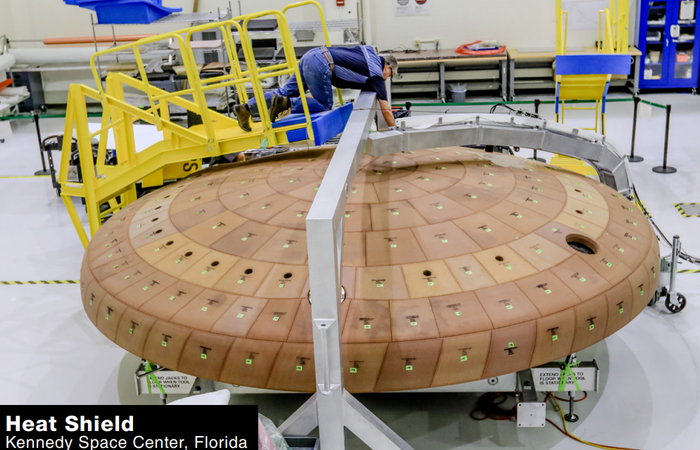 猎户座飞船的隔热罩    图片来源：NASA