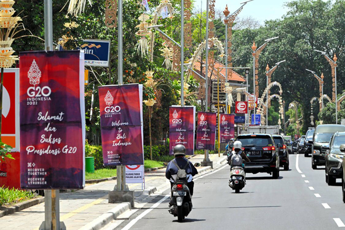11月15~16日，二十国集团领导人第十七次峰会在印度尼西亚巴厘岛举行。图为巴厘岛街道旁的G20宣传旗帜&nbsp;视觉中国图