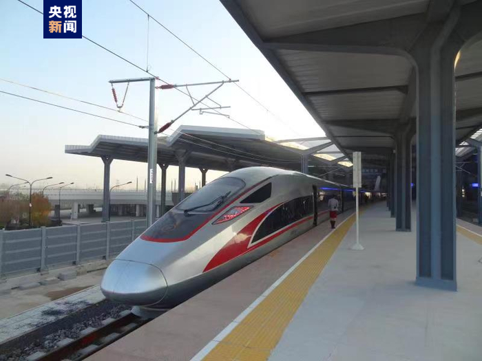 △第一趟实验列车从济南东站驶出（吴鹏 摄）