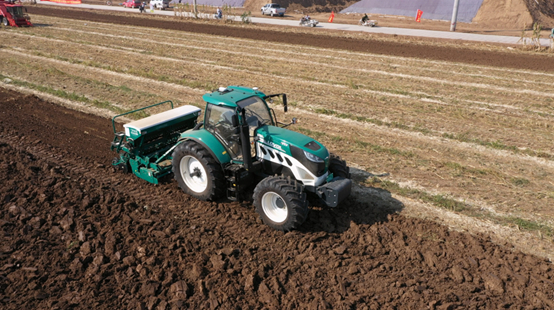 　　雷沃P7000大马力CVT智能拖拉机挂接雷沃复式播种机进行无人播种作业