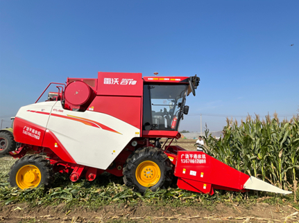 　　雷沃谷神GM100无人驾驶籽粒收正在收获玉米