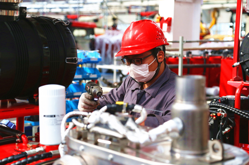 　　雷沃谷神轮式收割机国四新品正在加紧生产