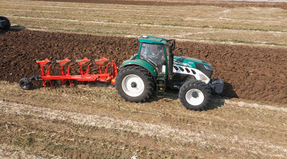 　　雷沃P7000大马力CVT智能拖拉机挂接液压旋转犁进行无人耕整地作业