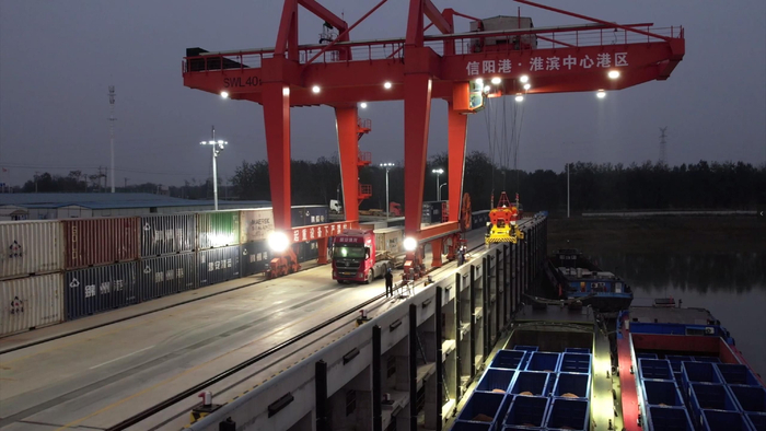 深夜加班加点忙卸货。符浩 摄