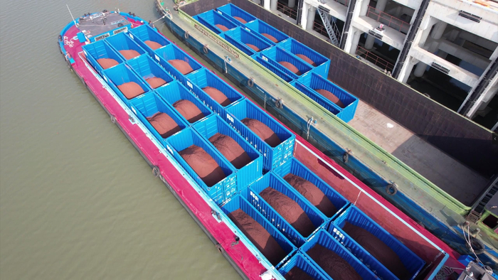 从连云港运往信阳明港的铁矿砂到淮滨港。符浩摄