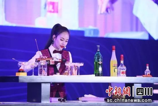 调酒大赛现场。四川中国白酒金三角酒业协会 供图