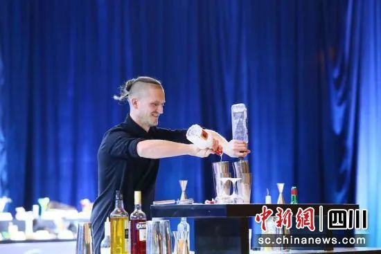 调酒大赛现场。四川中国白酒金三角酒业协会 供图