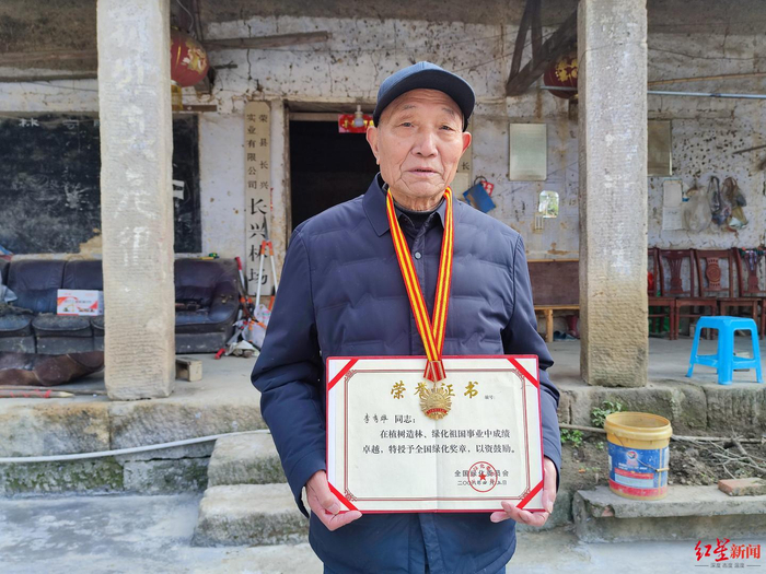 ↑李秀雄一直珍藏着奖章和证书