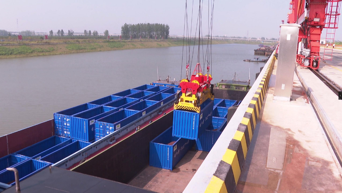 装卸散改集铁矿砂货仓。符浩摄