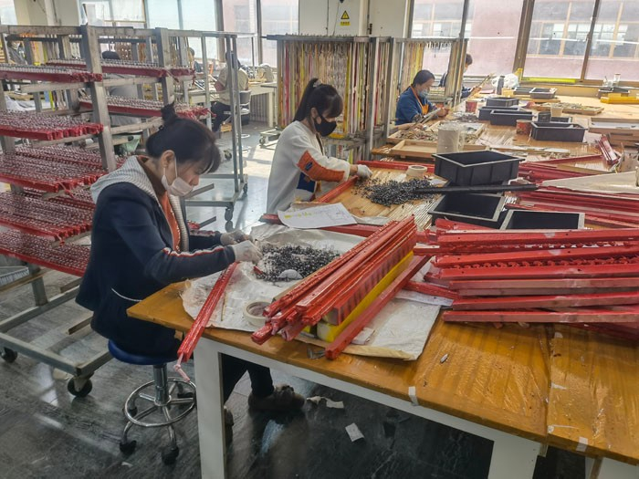 　　工人在制作路亚假饵