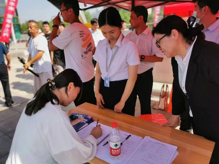 2022年“人才活动周”招聘会现场。王洪月摄