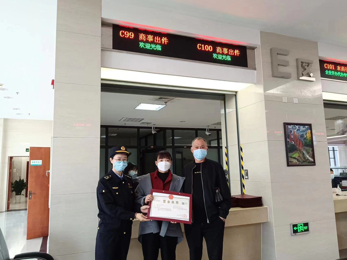 浙江省宁波市首家个体工商户经营者变更登记现场。资料图片