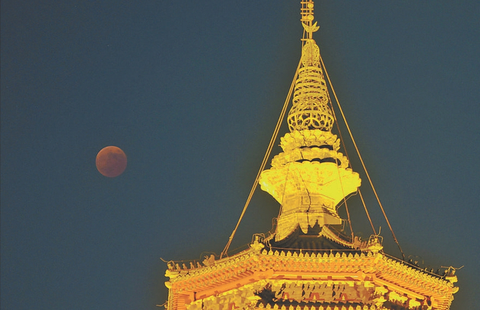 　　城市副中心拍摄的月食与燃灯佛舍利塔。本报记者白继开摄