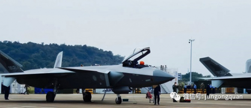 　　我国先进隐身战机在航展现场进行了精彩的飞行表演,战机机翼、垂尾、进气道、雷达罩等白色部位即为隐身超材料结构