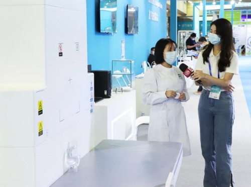 　　资福医疗工作人员接受深圳卫视采访