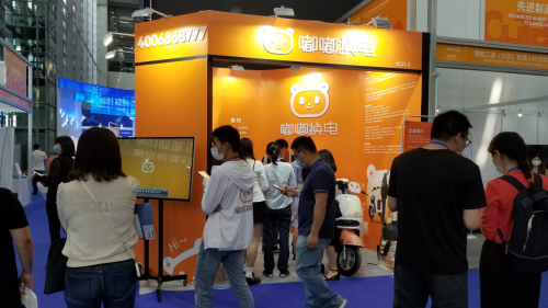 　　众多参展嘉宾驻足嘟嘟换电展位体验产品，咨询合作方式
