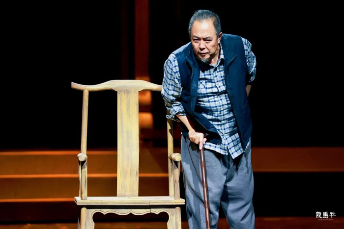 张铁林在话剧《椅子》里。图/受访者提供