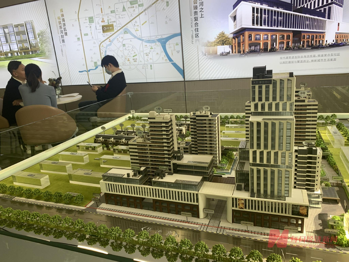 大华峯荟项目售楼处的看房者&nbsp;图片来源：每经记者 包晶晶摄&nbsp;