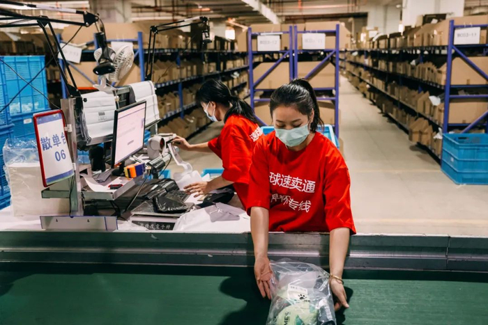 速卖通优选仓里正在打包作业的员工 图片来源：受访者供图
