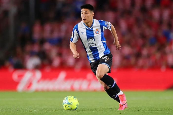 武磊穿过的西班牙人队服就是卡尔美产品 图片来源：视觉中国