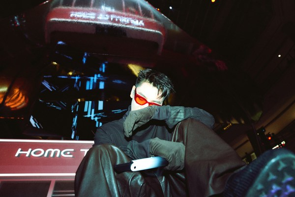 　　先锋唱作人及演员王子异光璨亮相，玩转寰宇之旅