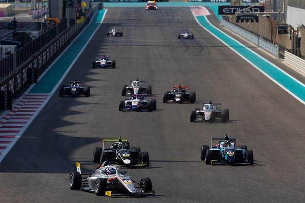 　　披荆斩棘，佳通轮胎演绎赛道传奇