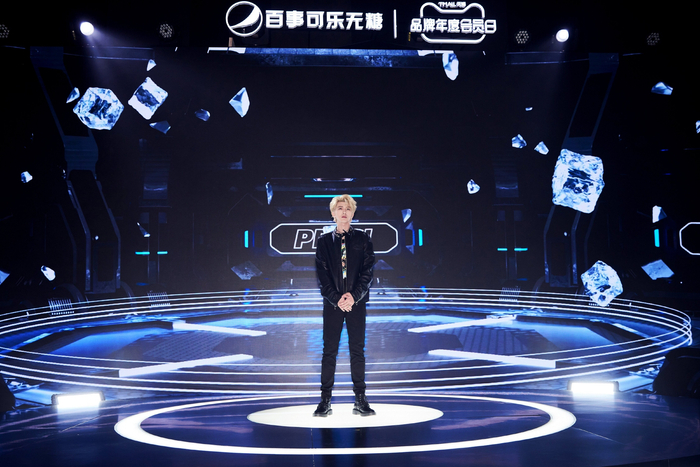 　　百事可乐代言人蔡徐坤空降发布会现场