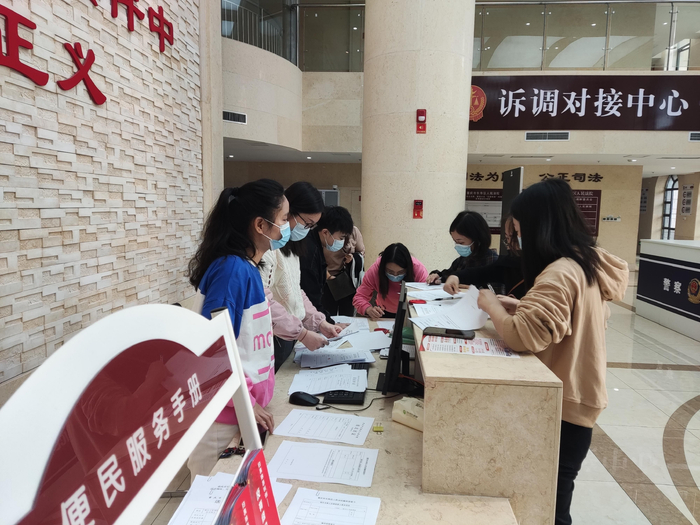 学生家长与周某伶签署调解书。