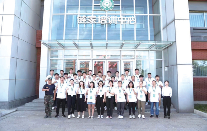 　　北京链家打造专门的培训基地，为员工提供体系化培训