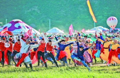  2022年8月8日，乌兰牧骑队员们在第九届内蒙古自治区乌兰牧骑艺术节开幕式上踏歌起舞。丁根厚摄/光明图片