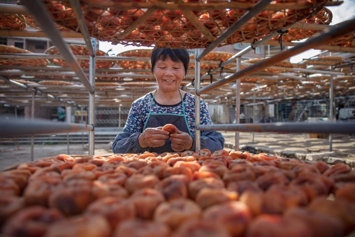丰收时，人们脸上洋溢着幸福的笑容。谢旭东 摄