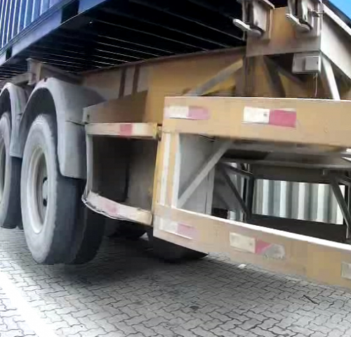 　　图：集装箱卡车被吊起一定高度后及时停止的案例图