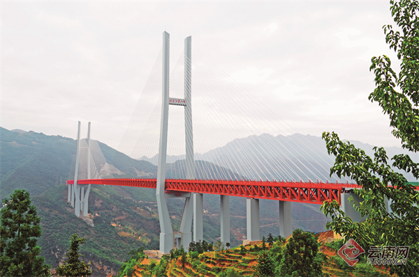 G56杭瑞高速普立至宣段北盘江世界第一高桥，为市域经济社会发展、群众脱贫致富架起快速干道。 薛超 摄