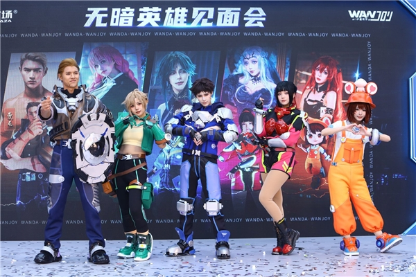 　　图为活动现场由真人扮演的“无暗英雄”形象