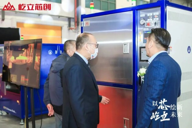 　　张景南先生介绍设备