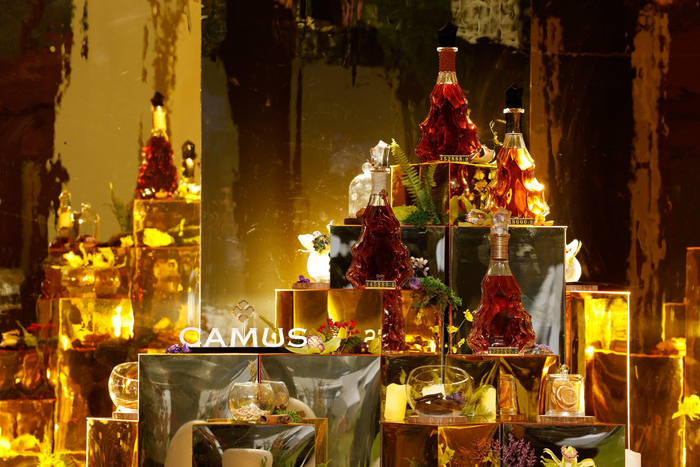 　　【图注：活动现场浪漫呈现了多款卡慕稀世干邑，以展现卡慕独特的馥郁芬芳】