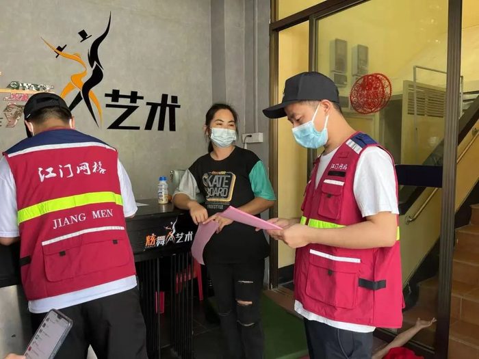 △网格员向社区居民宣传防疫知识。