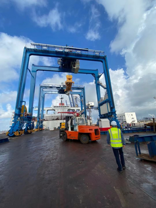 　　图：港口部署“航天智港”机器视觉集卡防吊起系统