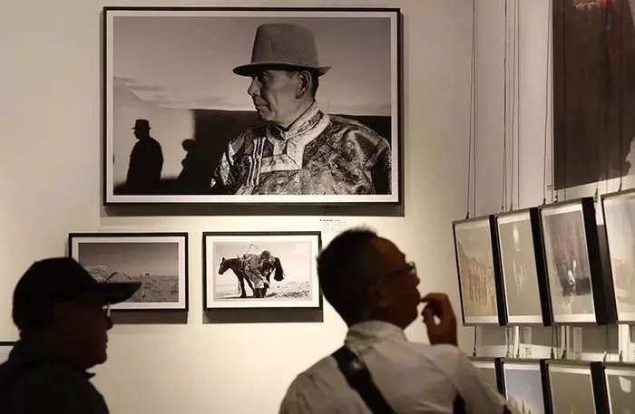 ▲由中国民族博物馆举办的“中国民族影像志摄影展”吸引观众驻足观看。