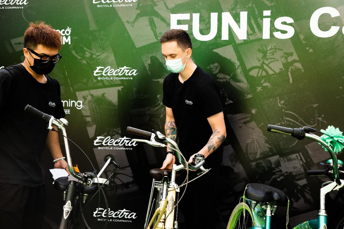 　　▲出发前专业技师为大家调整自行车