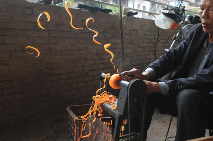 九分成熟的柿果，经削皮、自然风干，不停揉捏，然后摆上竹箩置于日光下晾晒。凌继承 摄