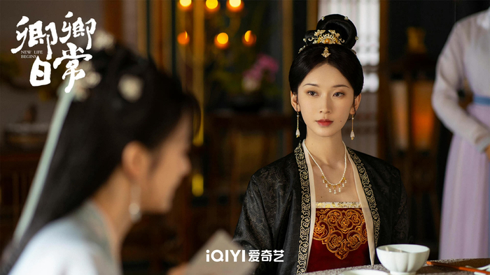 元英气定神闲、沉稳有度。