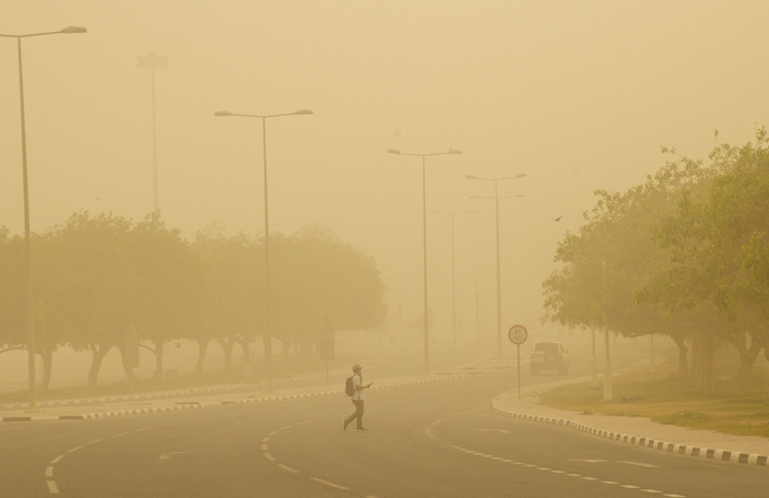 5月17日，在卡塔尔首都多哈，道路被沙尘笼罩。 图片来源：新华社