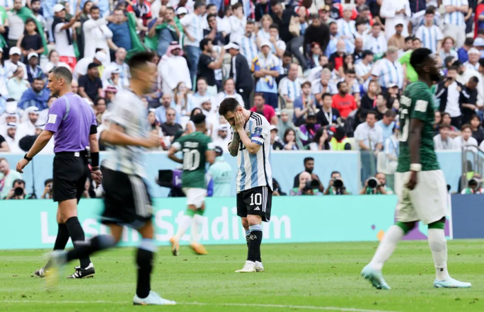 11月22日，阿根廷队球员梅西（右二）在比赛中&nbsp;图片来源：新华社 曹灿 摄