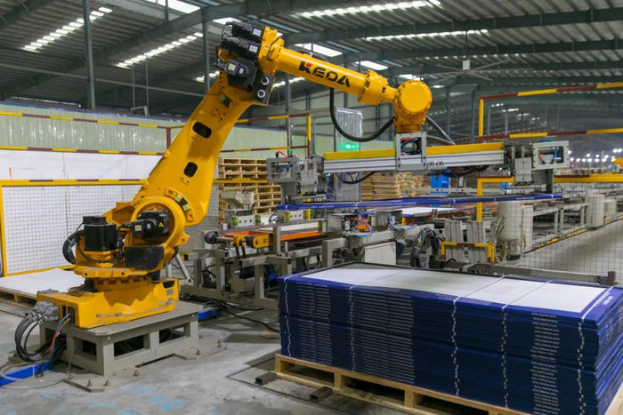 近年来，清远陶瓷产业积极引进研发新技术、新工艺、新装备，加快推进产业升级。清城区一家陶瓷企业的自动机械手。（资料图）