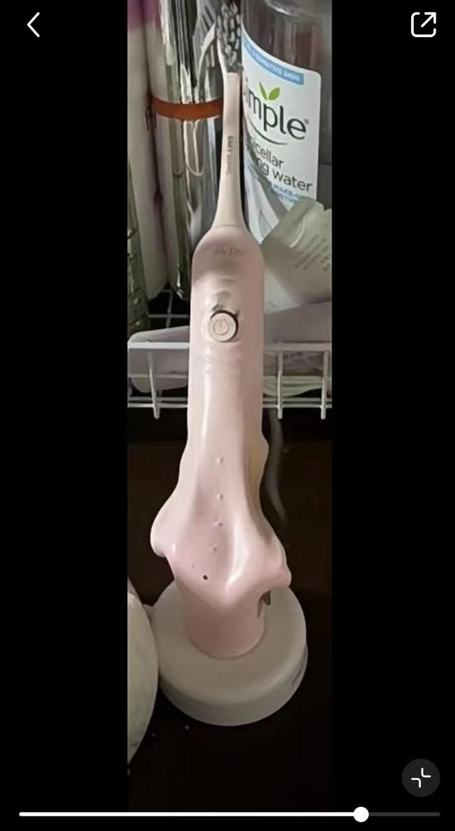 牙刷底部扭曲/图源网络视频截图